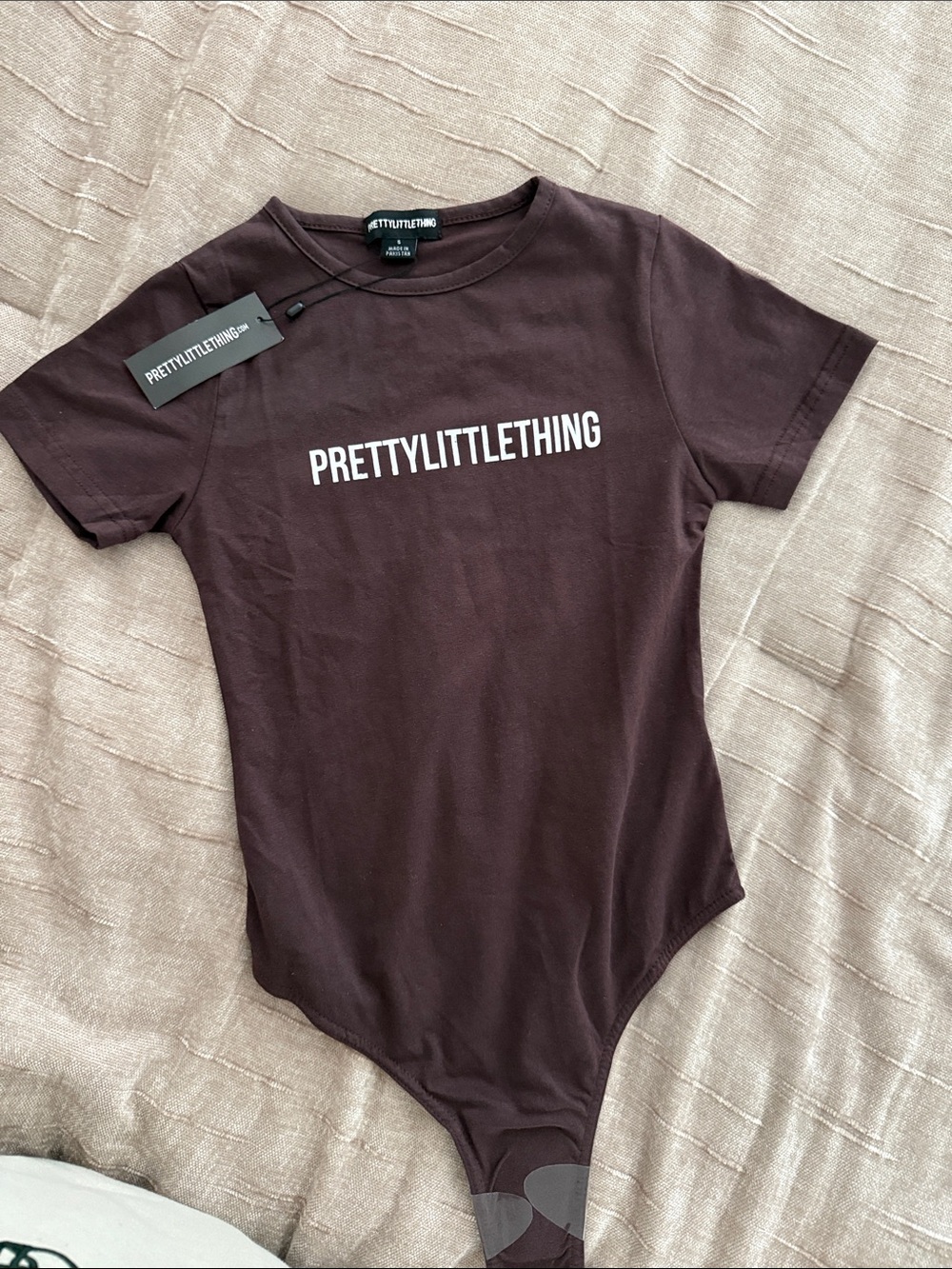 PrettyLittleThing Chocolate Brown Logo Short Sleeve Bodysuit